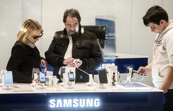 ФАС проверяет цены на смартфоны Samsung