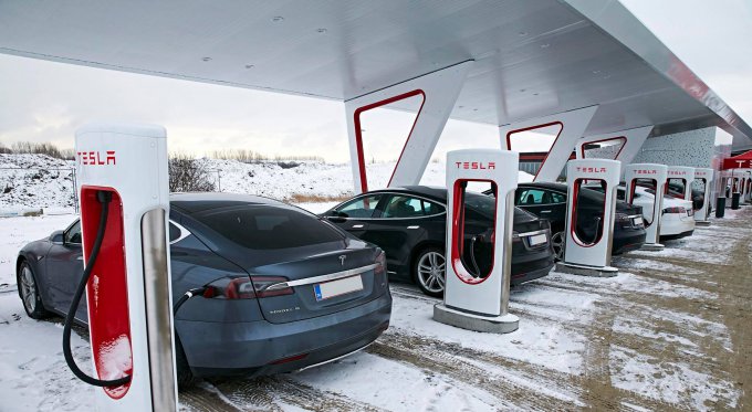 Tesla вводит штрафы для владельцев электромобилей (4 фото)