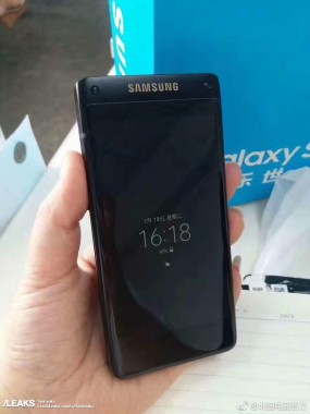 Новый смартфон-раскладушка Samsung показался на живых фото
