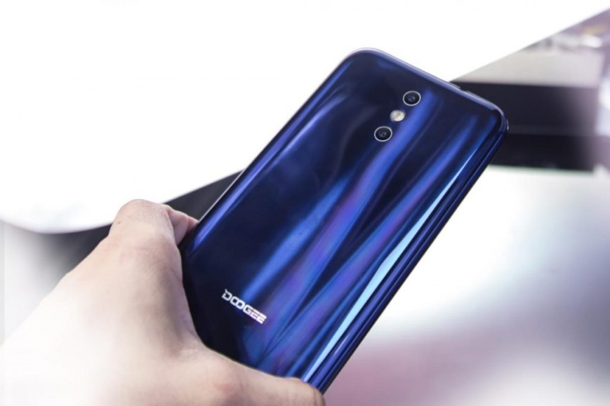 В сети появилось видео распаковки красивого смартфона Doogee BL5000