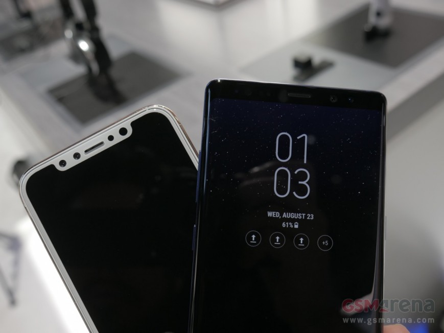 Samsung Galaxy Note 8 сравнили с iPhone 8 на фото со всех сторон