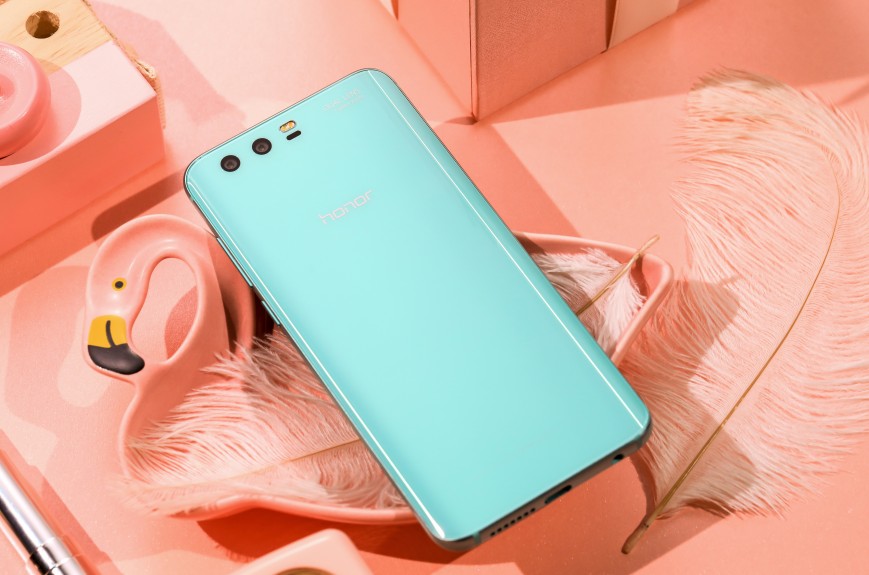 Huawei показала пронзительно голубой Honor 9