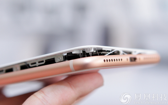Apple расследует случаи вздувшихся iPhone 8