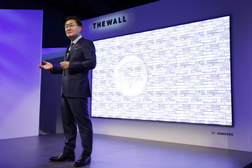 Samsung показала первый 146-дюймовый модульный MicroLED-телевизор
