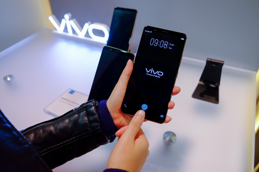 Рассекречена цена первого в мире смартфона с экранным сканером отпечатков пальцев