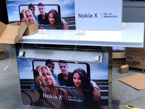 Смартфон Nokia X6 с «бровью» показался на живых фото
