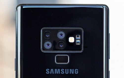 Samsung готовит смартфон с четырьмя тыльными камерами