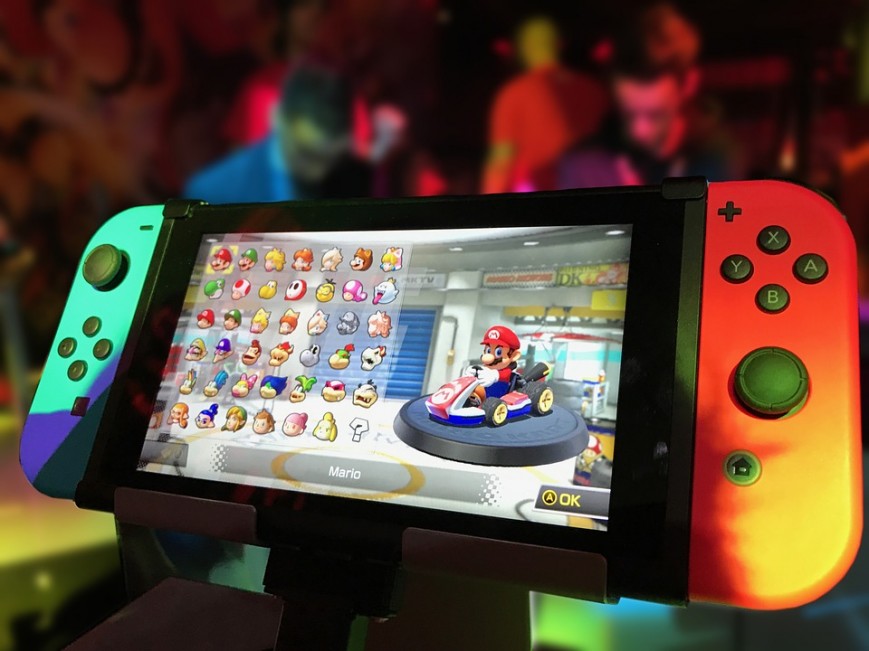 Nintendo выпустит новую версию портативной консоли Switch