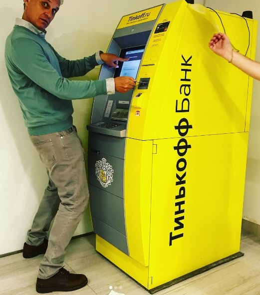 В России запускают снятие денег в банкоматах с помощью смартфона