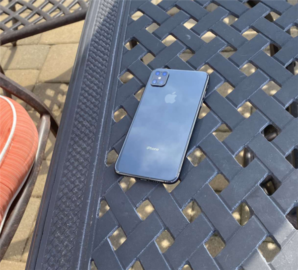 В сети появились “живые” фото нового iPhone без “челки”
