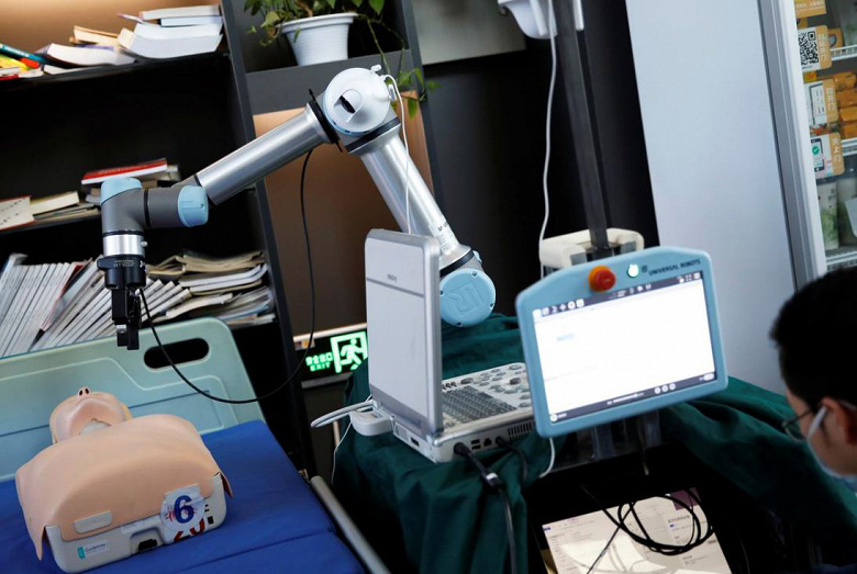 Китайцы создали робота, помогающего врачам бороться с коронавирусом