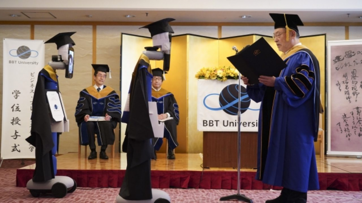 Японские студенты “пришли” на выпускной при помощи роботов с лицами-планшетами