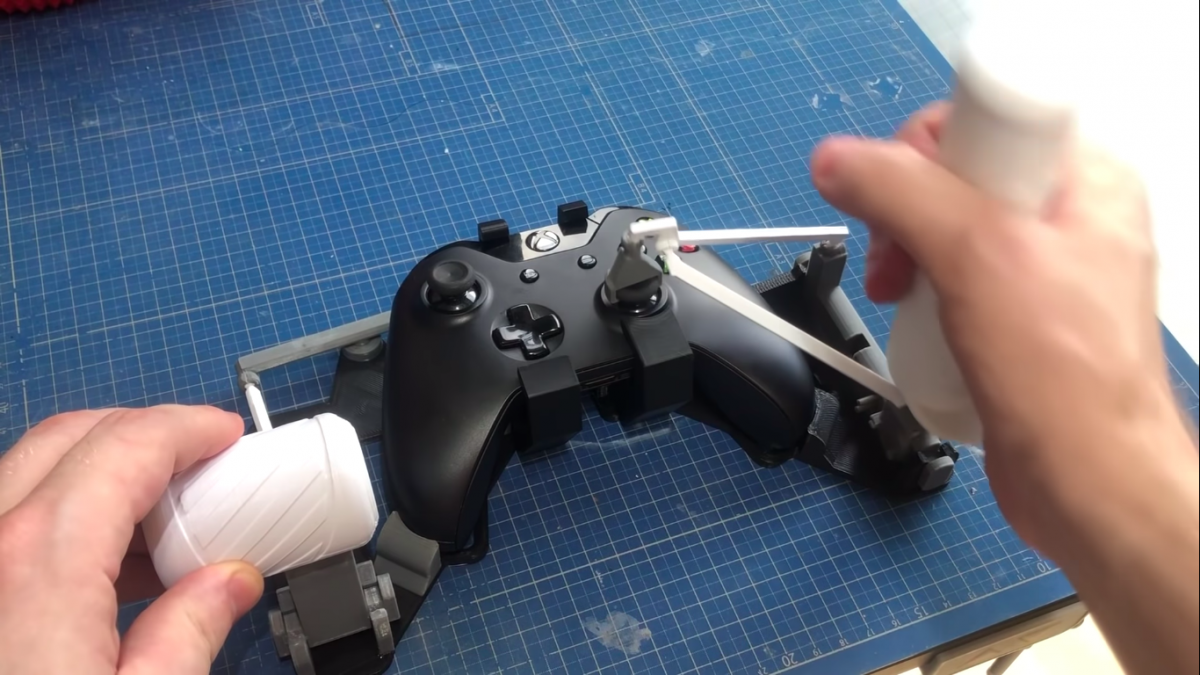 Контроллер Xbox One X превратили в штурвал самолета