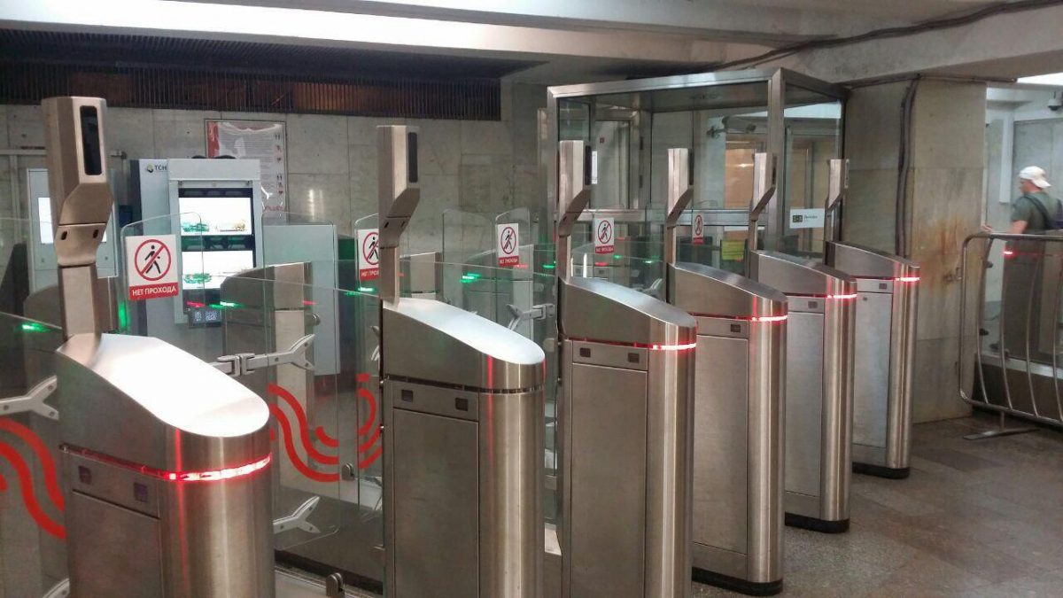 Названы сроки внедрения оплаты по лицу в московском метро