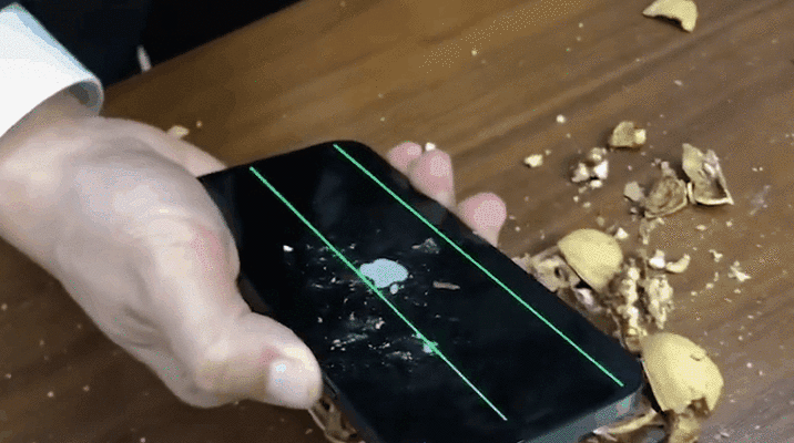 Для проверки прочности iPhone 12 энтузиасты разбили его экраном грецкие орехи
