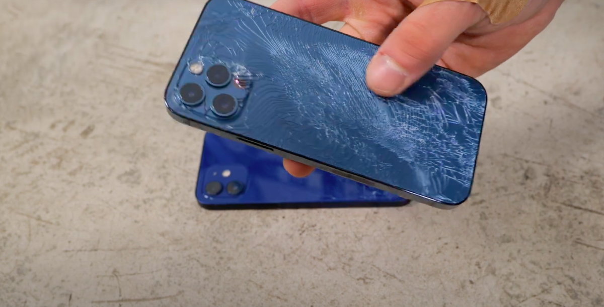 iPhone 12 протестировали падением на бетонный пол с высоты