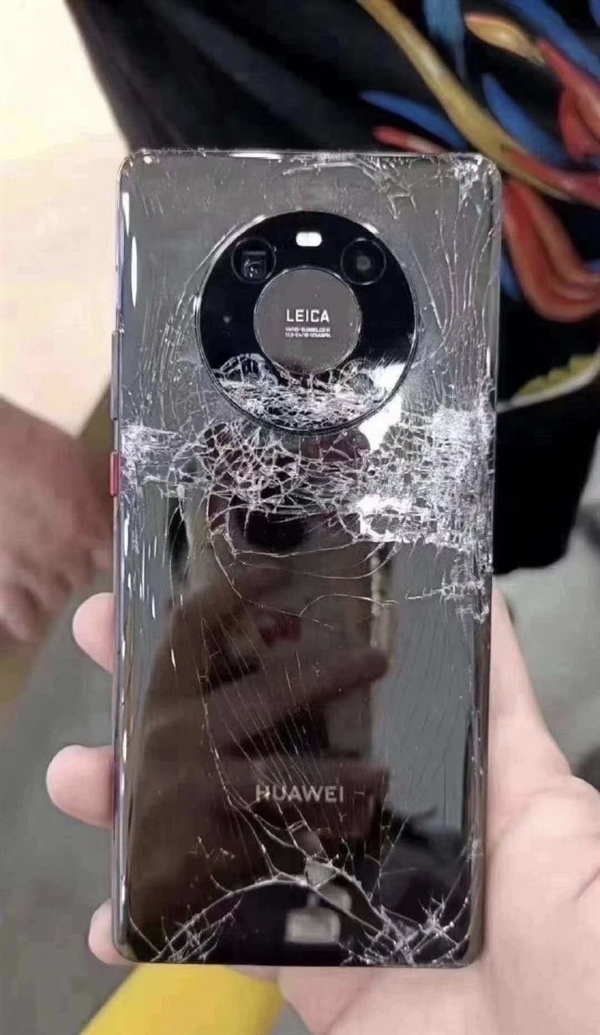 Новейший флагманский смартфон Huawei не выдержал падение на асфальт