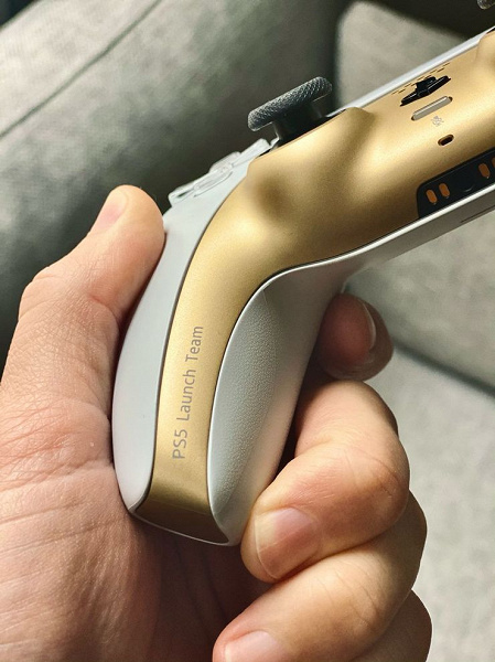 Sony уличили в выпуске лимитированных золотистых контроллеров для PlayStation 5