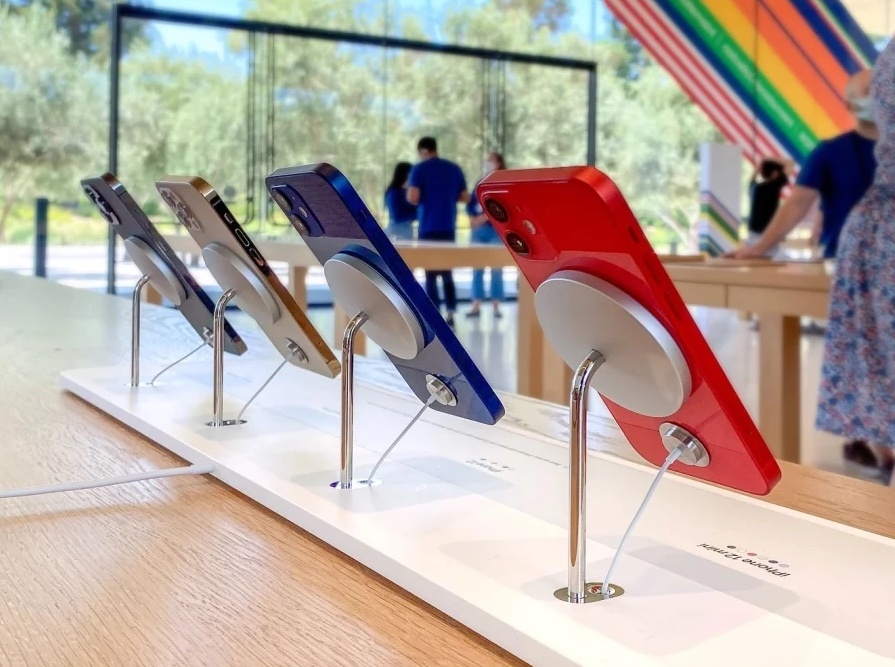 Apple начала использовать «оптическую иллюзию» на витринах с iPhone