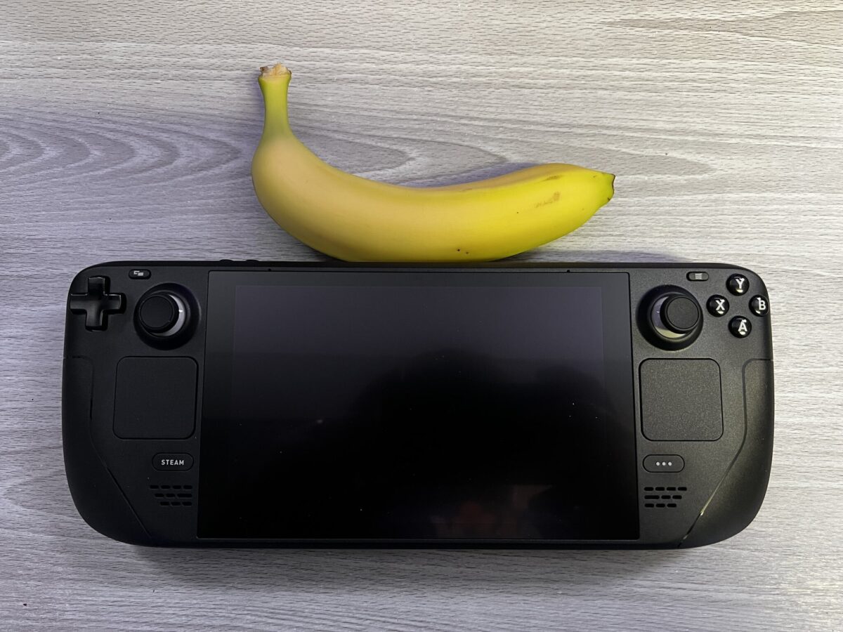Портативную приставку Steam сравнили по размеру с бананом