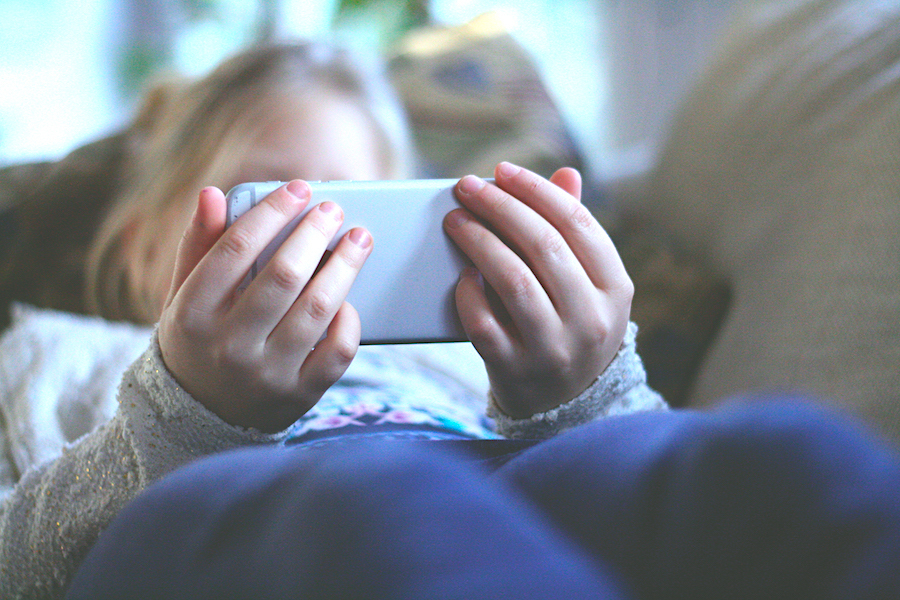 Почему детей на самом деле так сложно «оторвать» от смартфонов
