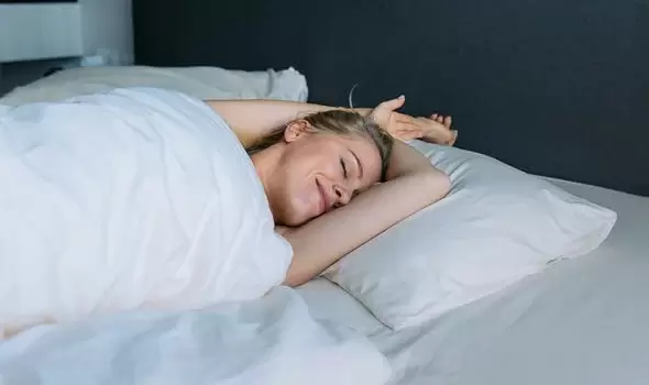 Почему спать голышом полезно: восемь причин