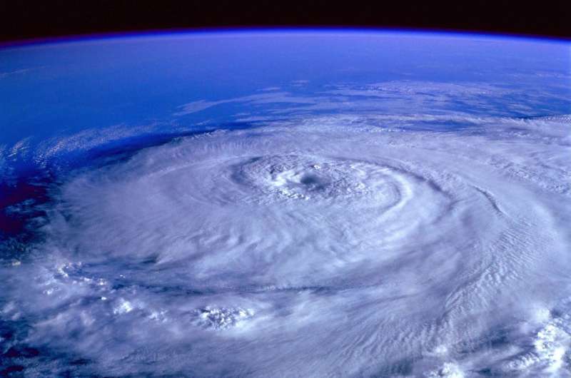 Что нужно всегда иметь под рукой во время урагана: рассказывает врач