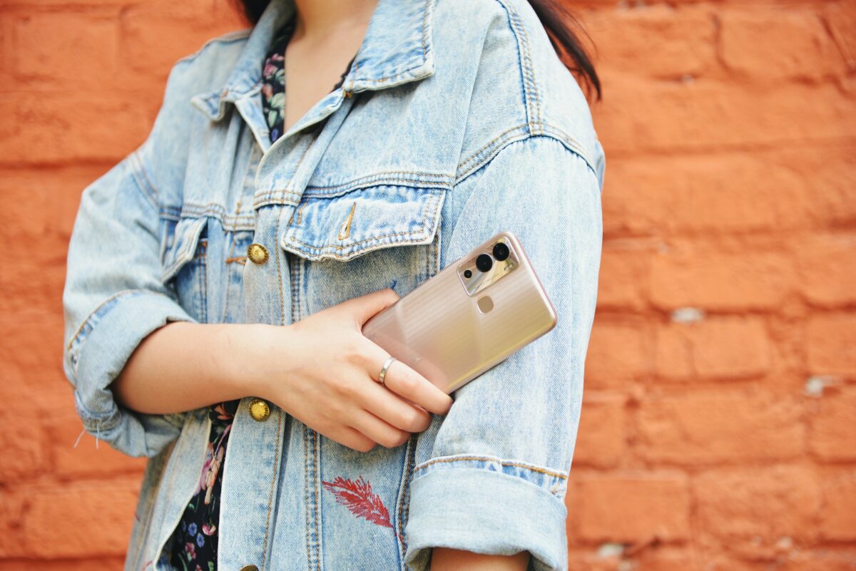 Бюджетный смартфон по цене Xiaomi, но без наценки за шильдик: в чём разница и стоит ли такое покупать