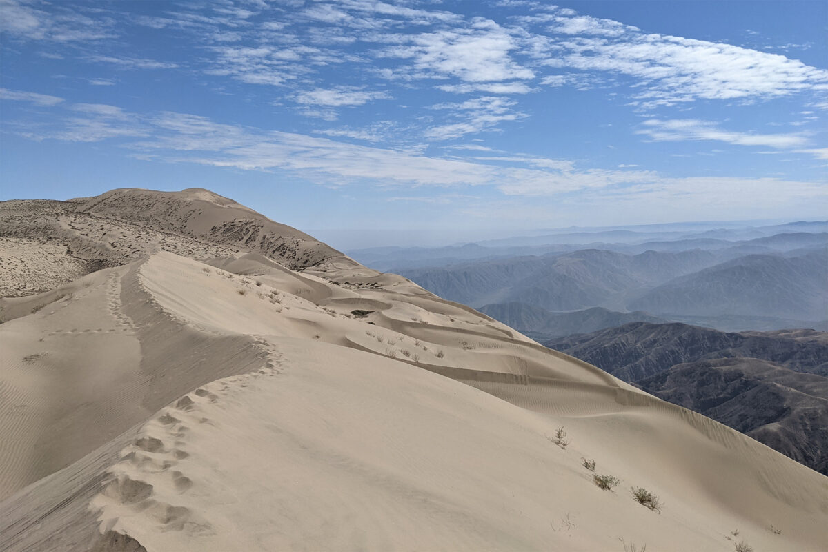 Какой толщины слой песка в пустыне