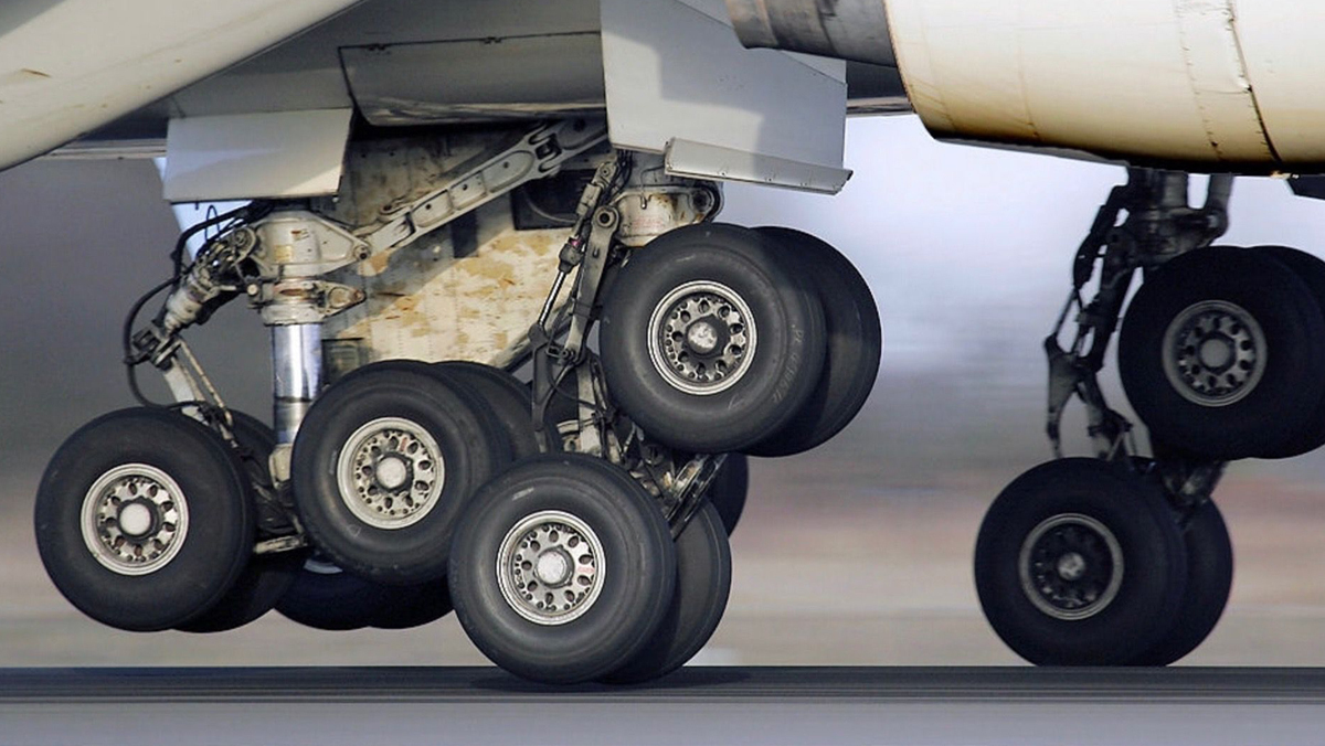 Что делает шины самолётов прочными настолько, что при посадке они не взрываются