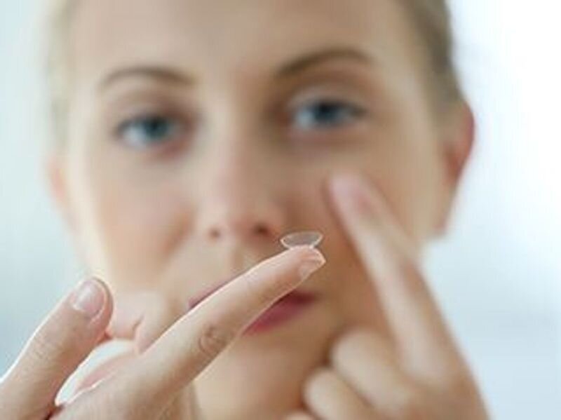 Что случится с вашим зрением, если вы не будете чистить контактные линзы