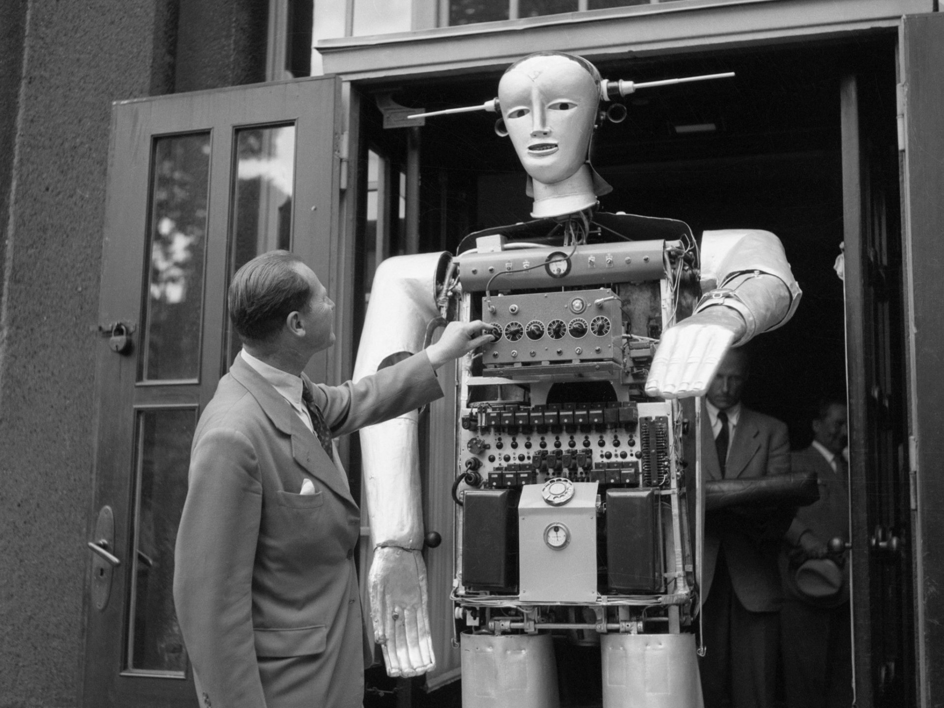 Когда появился первый робот. Рой Уэнсли первый робот. Инженер Рой Уэнсли. Старинный робот.